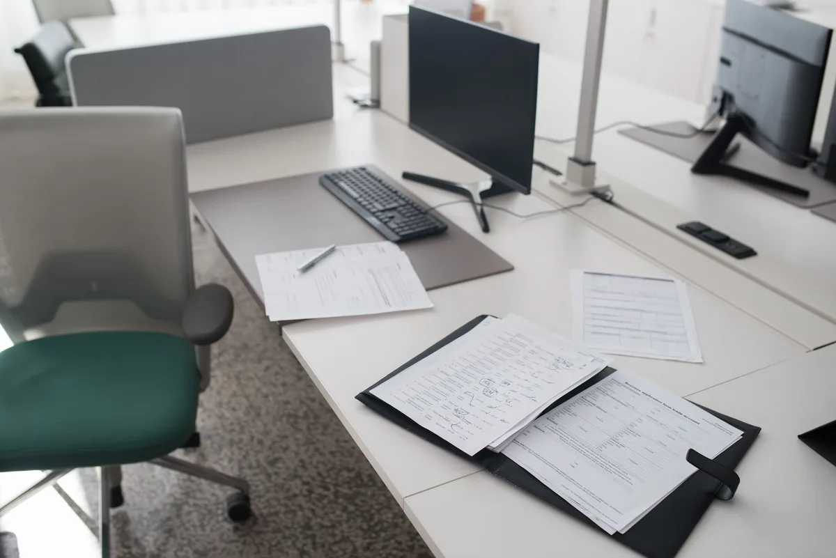 Aufgeräumter Büro-Arbeitsplatz mit Buchhaltungsunterlagen